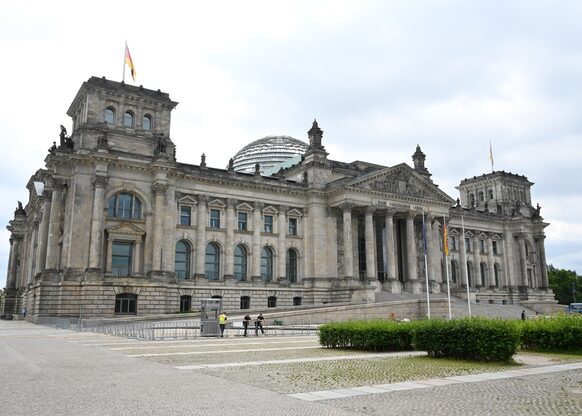 Reichstagsgebäude, Reichstag, Außenansichten, Fahne, Fahnen, Westseite.