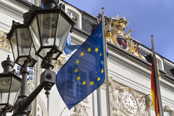 Die Europafahne flattert vor dem Alten Rathaus Bonn.