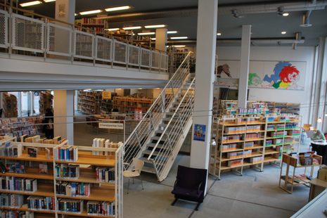 Innenaufnahme der Bezirksbibliothek Bad Godesberg im Lindeblock, di auf zwei Etagen Lesematerial bereithält