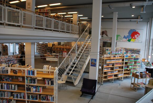 Innenaufnahme der Bezirksbibliothek Bad Godesberg im Lindeblock, di auf zwei Etagen Lesematerial bereithält