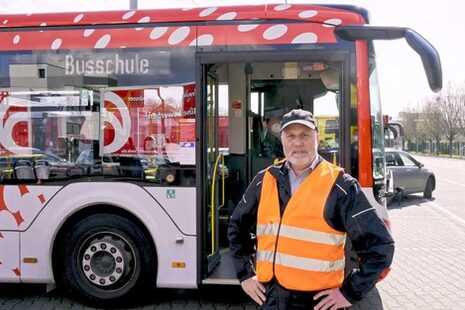 Die "Busschule" digital: Ferdinand Faßbender erklärt wichtige Handlungstipps für die Schulfahrt mit dem ÖPNV.