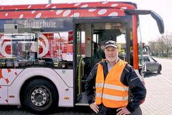 Die "Busschule" digital: Ferdinand Faßbender erklärt wichtige Handlungstipps für die Schulfahrt mit dem ÖPNV.