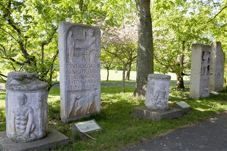 Römische Grabsteine in der Rheinaue