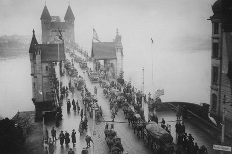 Historische Aufnahme der einstigen Rheinbrücke zwischen Bonn und Beuel