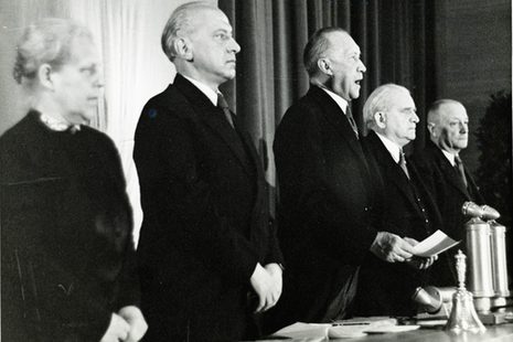 Verkündung des Grundgesetzes durch Konrad Adenauer