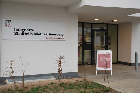 Eingang zum Gebäude der integrierten Stadtteilbibliothek Auerberg