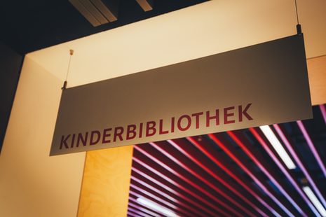 Schild mit der Aufschrift "Kinderbibliothek"