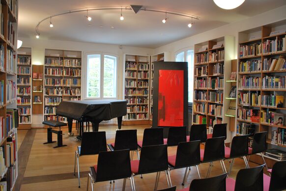 Ein Flügel ermöglicht regelmäßig Hauskonzerte in der Musikbibliothek im Schumannhaus