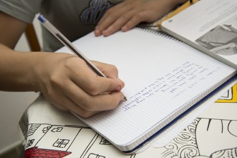 Ein Junge schreibt seine Hausaufgaben