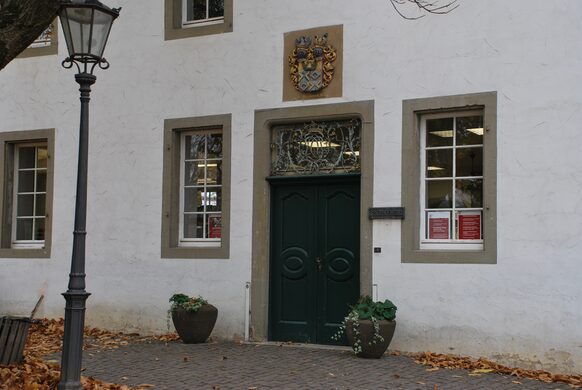 Im Herrenhaus der denkmalgeschützten Burg Endenich ist die Stadtteilbibliothek Endenich untergebracht