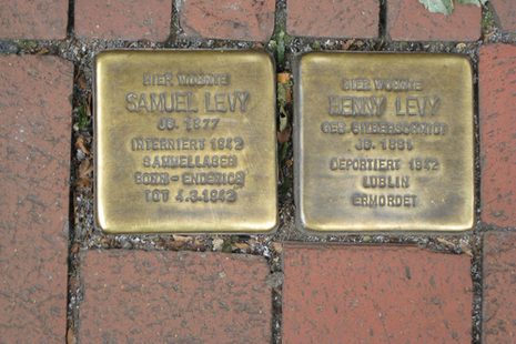 Zwei Stolpersteine aus Bronze erinnern an Samuel und Henny Levy