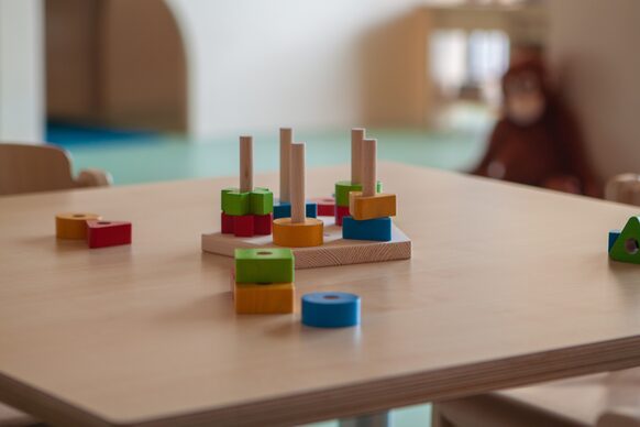 Holzspielzeug auf einem Holztisch
