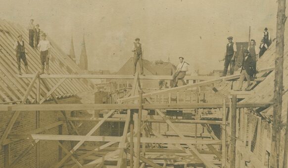 Arbeiter bei der Errichtung des Dachstuhls, 1923, Bauakte mit Fotodokumentation zum Bau des Stadthauses Stadtarchiv Bonn