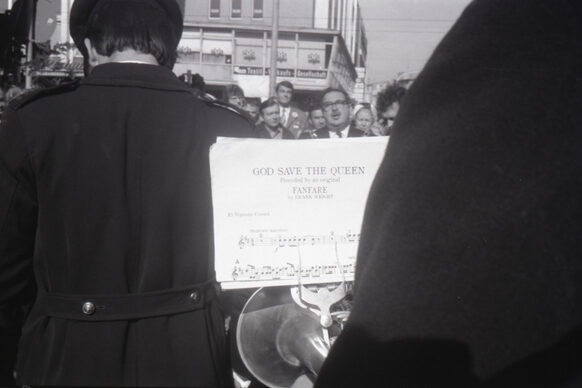 Eine Musikkapelle spielt die britische Nationalhymne "God Save the Queen" bei der feierlichen Umbenennung der damaligen Maargasse in Oxfordstraße, während der Oxfordwoche 1971.