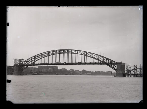 Die im Bau befindliche Rheinbrücke von der Beueler Seite aus. Foto Wilhelm Klaes, 1897/98.