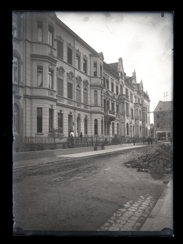 Die noch unfertige Rittershausstraße mit den unlängst errichteten Wohngebäuden. Im Hintergrund der Bonner Talweg. Foto Wilhelm Klaes, ca. 1902.