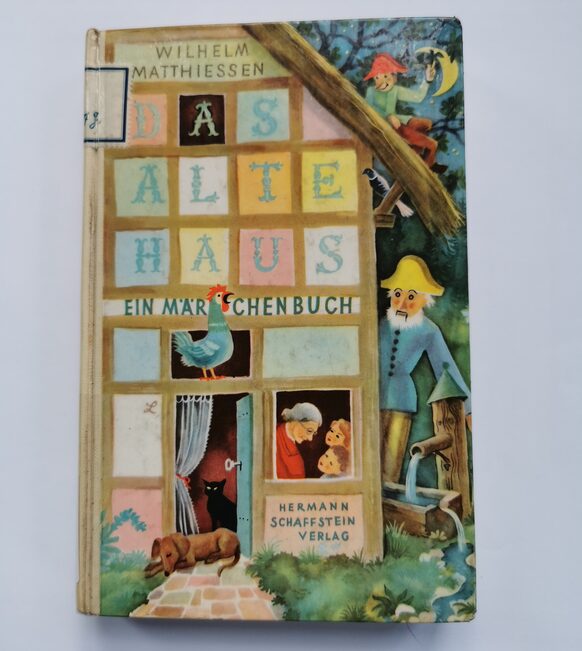 Märchenbuch "Das Alte Haus" von Wilhelm Matthiessen, Hermann Schaffstein Verlag, Cover: Bundes Haus mit Menschen und Tieren.