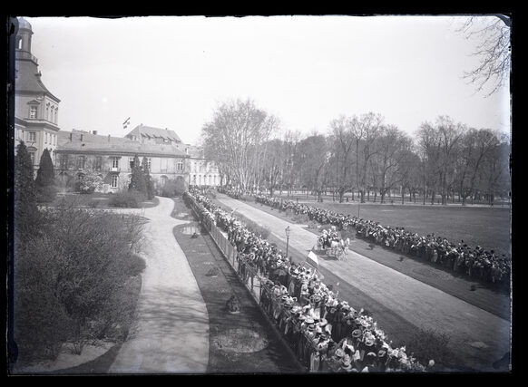 n an der Bonner Universität, 24. bis 27. April 1901. Das Bild zeigt die Vorbeifahrten im Hofgarten. Foto Wilhelm Klaes.