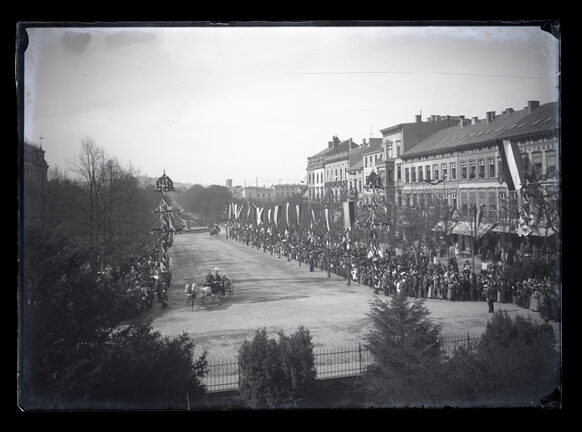 Kaiserbesuch in Bonn anlässlich der Immatrikulation des Kronprinzen an der Bonner Universität, 24. bis 27. April 1901. Das Bild zeigt die Vorbeifahrten am Kaiserplatz. Foto Wilhelm Klaes.