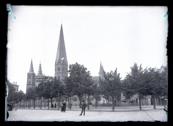 Der Münsterplatz mit üppigem Baumbestand. Foto Wilhelm Klaes, 1900.