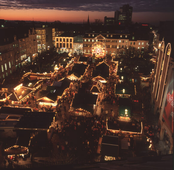 Weihnachtsmarkt auf dem Münsterplatz von oben zwischen 1985 und 1995 (Michael Sondermann, DB01_Y-88-04-01).