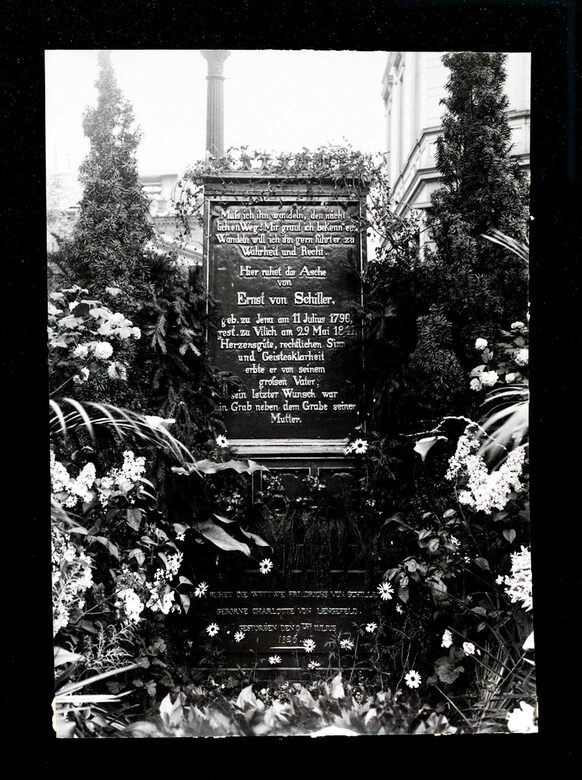 Schwarz-weiß Foto des Grabmals Erich von Schillers
