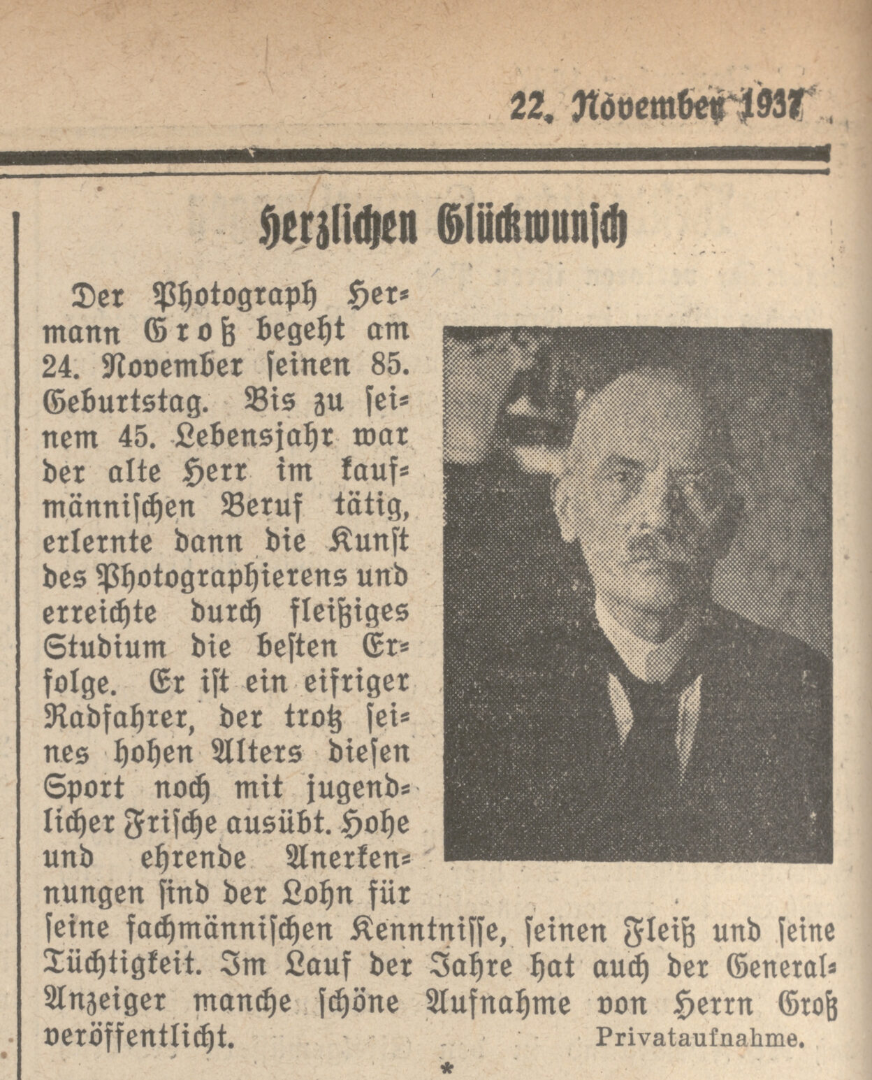 Das Bild zeigt eine Seite der Zeitung „General-Anzeiger“ mit einem Bild des Fotografen Hermann Gross.
