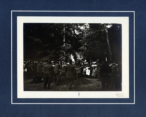 Das historische Foto zeigt wie Männer in Bonn die Prinz-Friedrich-Eiche pfflanzen.