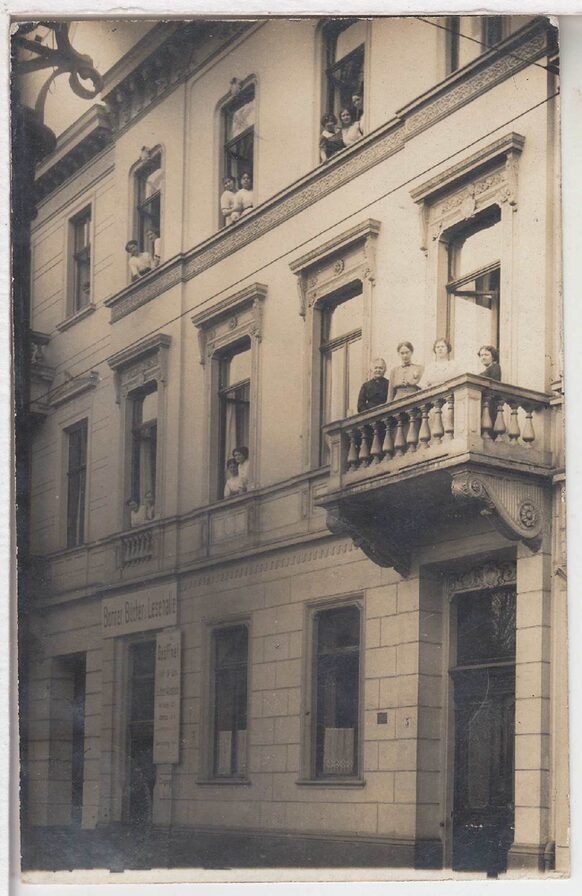 Schwarz-Weiß-Foto einer Hausfassade in der Quantiusstraße 5 in Bonn aus dem Jahr 1914
