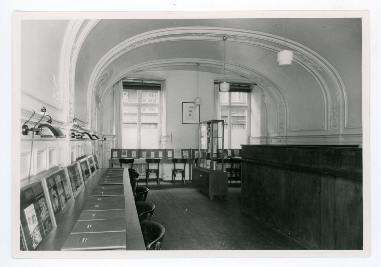 Schwarz-Weiß-Foto des Lesesaals der Bonner Stadtbücherei im Alten Rathaus bei der Eröffnung 1943 in der für die Zeit üblichen Ausstattung.
