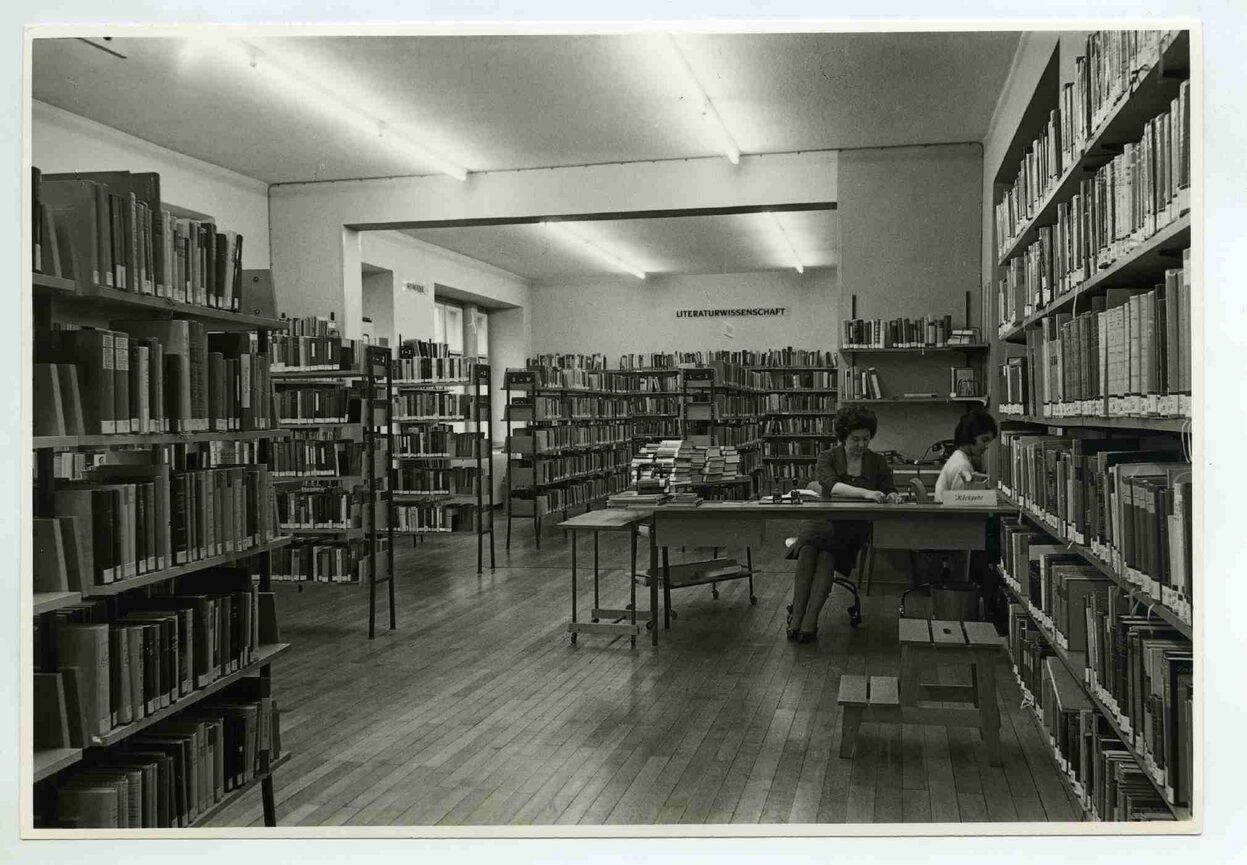 Schwarz-Weiß-Aufnahme eines Lesesaals aus der Bonner Stadtbücherei aus dem Jahr 1964