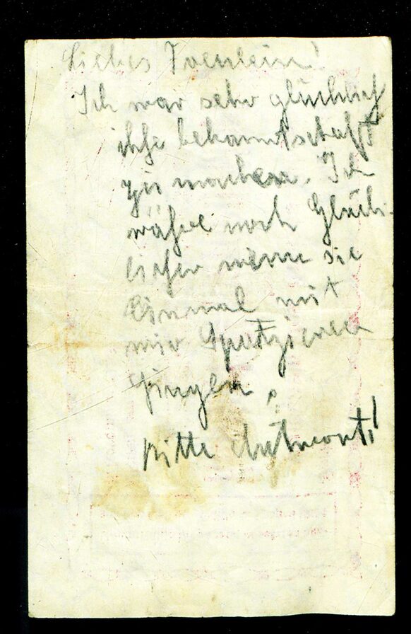 Das Foto zeigt die Rückseite einer gelblichen Geldnote aus dem Jahr 1923 mit einer handschriftlichen Notiz.