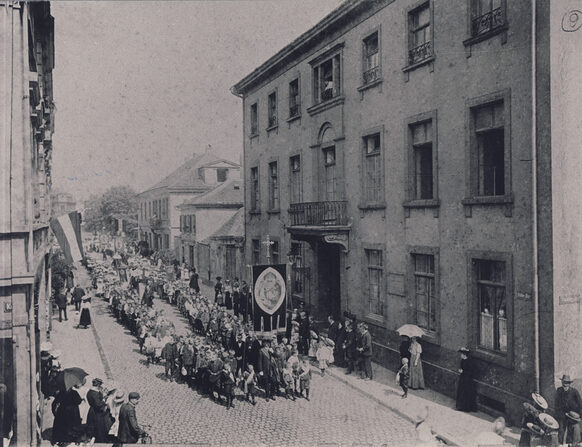 Fronleichnamsprozession in der Stiftspfarre. Foto um 1880. Im Vordergrund die Kreuzung Kölnstraße/Kasernen- bzw. Theaterstraße