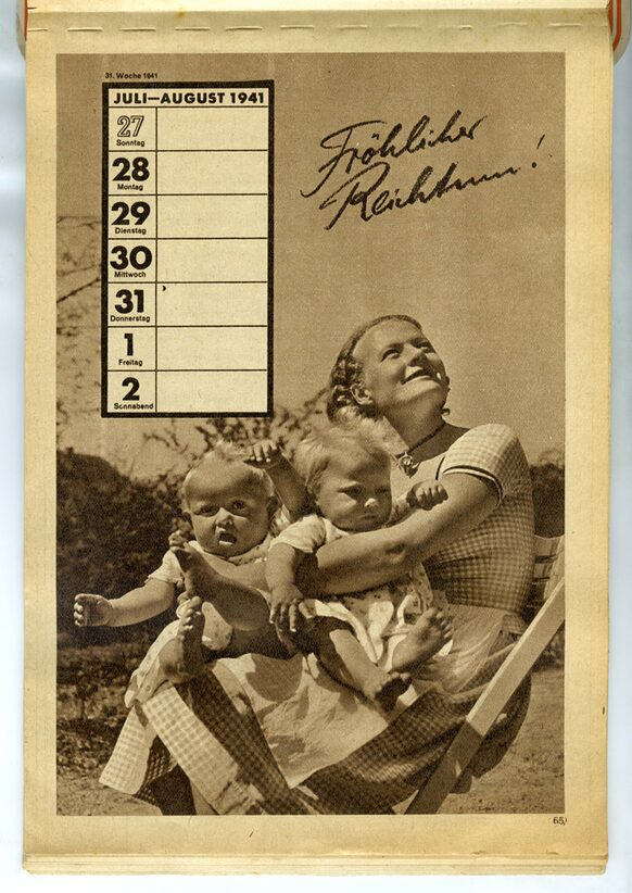 Kalenderblatt der 31. Woche 1941 aus: „Praktisch sein leicht gemacht!“, abgebildet ist eine Frau mit zwei Kindern, die auf den Spruch „Fröhlicher Reichtum!“ blickt.