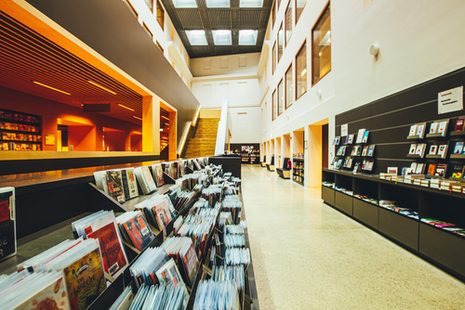 CD-Regal in der großen Halle in der Stadtbibliothek.