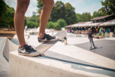 Füße auf einem Skateboard