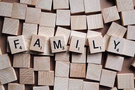 Scrabble-Steine wurden zum Wort "Family" zusammengelegt.