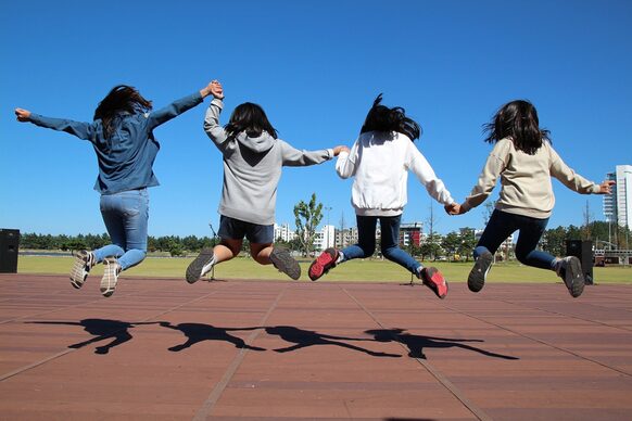 Vier Jugendliche springen