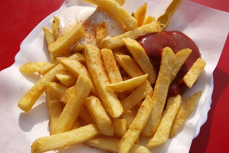 Eine Schale Pommes frites mit Ketchup