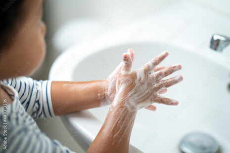 Kind wäscht Hände