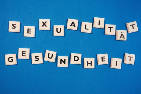 Mit Scrabble-Steinen wurden die Wörter Sexualität und Gesundheit geschrieben.