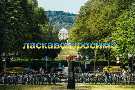Eine Stadtansicht von Bonn mit dem Schriftzug Willkommen in Ukrainisch
