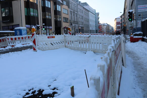 Das Foto zeigt eine schneebedeckte Baustelle mit Absperrgittern.
