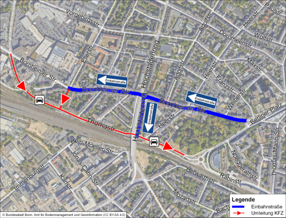 Das Foto zeigt ein Luftbild, das die Verkehrsregelung für Autofahrende während der Baustelle in der Bornheimer Straße zeigt.