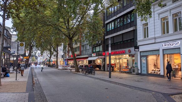 Bad Godesberg Mitte - Einkaufsstraße mit Geschäften und Bäumen