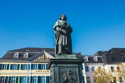 Das Beethovendenkmal auf dem Münsterplatz vor einem strahlend blauen Himmel