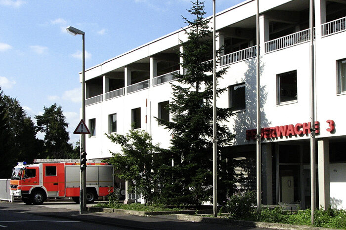 Gebäude der Feuerwache 3 mit Löschfahrzeug in der Friesdorfer Straße in Bad Godesberg