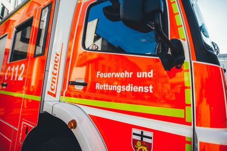Feuerwehrauto mit dem Schriftzug "Feuerwehr und Rettungsdienst".