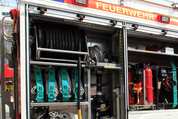 Blick auf die aufgerollten Schläuche und weitere Ausrüstung in einem Feuerwehrwagen