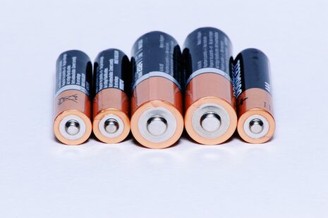 Schwarz-braune Batterien auf weißem Hintergrund.